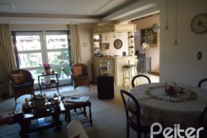 Casa à venda com 495m², 5 dormitórios, 1 suíte, 3 vagas, no bairro Vila Conceição em Porto Alegre