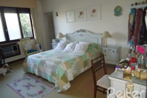 Casa à venda com 495m², 5 dormitórios, 1 suíte, 3 vagas, no bairro Vila Conceição em Porto Alegre