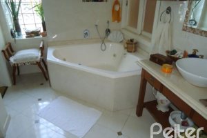 Casa à venda com 495m², 5 dormitórios, 1 suíte, 3 vagas, no bairro Vila Conceição em Porto Alegre