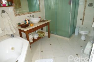 Casa à venda com 495m², 5 dormitórios, 1 suíte, 3 vagas, no bairro Vila Conceição em Porto Alegre