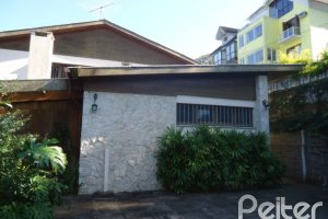 Casa à venda com 495m², 5 dormitórios, 1 suíte, 3 vagas, no bairro Vila Conceição em Porto Alegre
