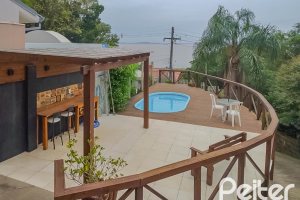 Casa à venda com 304m², 3 dormitórios, 1 suíte, 4 vagas, no bairro Espírito Santo em Porto Alegre