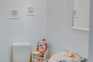 Casa à venda com 304m², 3 dormitórios, 1 suíte, 4 vagas, no bairro Espírito Santo em Porto Alegre