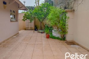 Casa à venda com 304m², 3 dormitórios, 1 suíte, 4 vagas, no bairro Espírito Santo em Porto Alegre