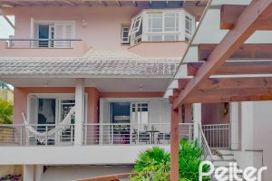 Casa à venda com 304m², 3 dormitórios, 1 suíte, 4 vagas, no bairro Espírito Santo em Porto Alegre