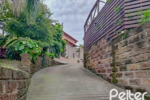 Casa à venda com 304m², 3 dormitórios, 1 suíte, 4 vagas, no bairro Espírito Santo em Porto Alegre