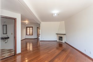 Casa à venda com 350m², 3 dormitórios, 1 suíte, 3 vagas, no bairro Vila Assunção em Porto Alegre