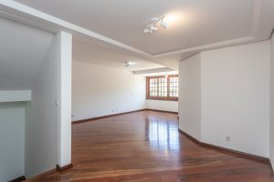 Casa à venda com 350m², 3 dormitórios, 1 suíte, 3 vagas, no bairro Vila Assunção em Porto Alegre