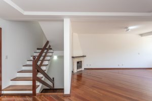 Casa à venda com 350m², 3 dormitórios, 1 suíte, 3 vagas, no bairro Vila Assunção em Porto Alegre