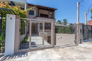 Casa à venda com 350m², 3 dormitórios, 1 suíte, 3 vagas, no bairro Vila Assunção em Porto Alegre