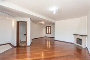 Casa à venda com 350m², 3 dormitórios, 1 suíte, 3 vagas, no bairro Vila Assunção em Porto Alegre