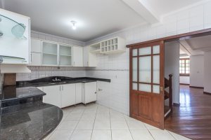 Casa à venda com 350m², 3 dormitórios, 1 suíte, 3 vagas, no bairro Vila Assunção em Porto Alegre