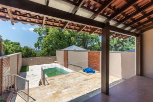 Casa à venda com 350m², 3 dormitórios, 1 suíte, 3 vagas, no bairro Vila Assunção em Porto Alegre