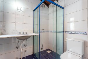 Casa à venda com 350m², 3 dormitórios, 1 suíte, 3 vagas, no bairro Vila Assunção em Porto Alegre