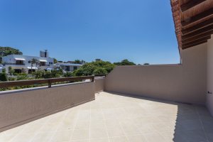 Casa à venda com 350m², 3 dormitórios, 1 suíte, 3 vagas, no bairro Vila Assunção em Porto Alegre