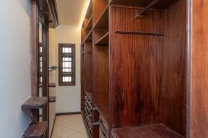 Casa à venda com 350m², 3 dormitórios, 1 suíte, 3 vagas, no bairro Vila Assunção em Porto Alegre