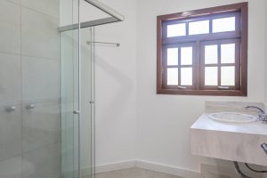 Casa à venda com 350m², 3 dormitórios, 1 suíte, 3 vagas, no bairro Vila Assunção em Porto Alegre