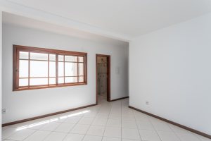 Casa à venda com 350m², 3 dormitórios, 1 suíte, 3 vagas, no bairro Vila Assunção em Porto Alegre