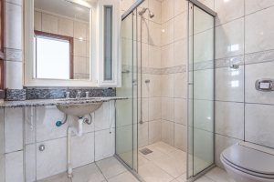 Casa à venda com 350m², 3 dormitórios, 1 suíte, 3 vagas, no bairro Vila Assunção em Porto Alegre