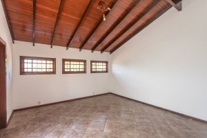 Casa à venda com 350m², 3 dormitórios, 1 suíte, 3 vagas, no bairro Vila Assunção em Porto Alegre