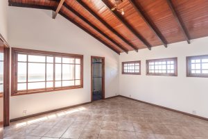 Casa à venda com 350m², 3 dormitórios, 1 suíte, 3 vagas, no bairro Vila Assunção em Porto Alegre