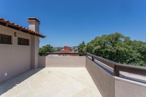 Casa à venda com 350m², 3 dormitórios, 1 suíte, 3 vagas, no bairro Vila Assunção em Porto Alegre