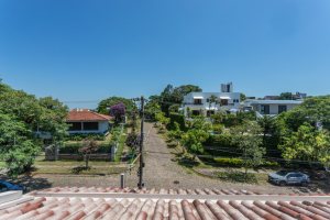 Casa à venda com 350m², 3 dormitórios, 1 suíte, 3 vagas, no bairro Vila Assunção em Porto Alegre