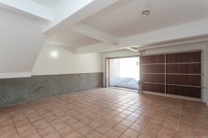 Casa à venda com 350m², 3 dormitórios, 1 suíte, 3 vagas, no bairro Vila Assunção em Porto Alegre