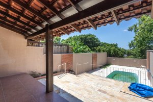 Casa à venda com 350m², 3 dormitórios, 1 suíte, 3 vagas, no bairro Vila Assunção em Porto Alegre