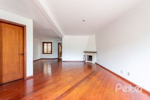 Casa à venda com 350m², 3 dormitórios, 1 suíte, 3 vagas, no bairro Vila Assunção em Porto Alegre