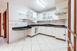 Casa à venda com 350m², 3 dormitórios, 1 suíte, 3 vagas, no bairro Vila Assunção em Porto Alegre