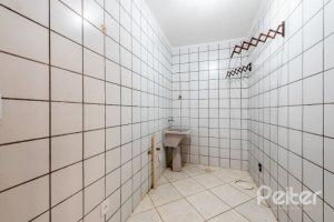 Casa à venda com 350m², 3 dormitórios, 1 suíte, 3 vagas, no bairro Vila Assunção em Porto Alegre