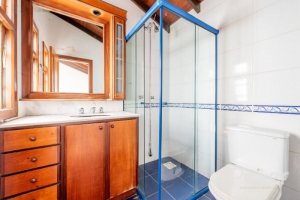 Casa à venda com 350m², 3 dormitórios, 1 suíte, 3 vagas, no bairro Vila Assunção em Porto Alegre