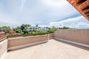 Casa à venda com 350m², 3 dormitórios, 1 suíte, 3 vagas, no bairro Vila Assunção em Porto Alegre