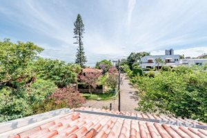 Casa à venda com 350m², 3 dormitórios, 1 suíte, 3 vagas, no bairro Vila Assunção em Porto Alegre