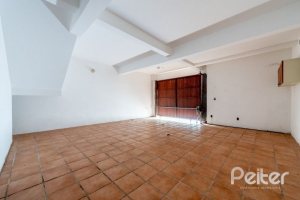 Casa à venda com 350m², 3 dormitórios, 1 suíte, 3 vagas, no bairro Vila Assunção em Porto Alegre