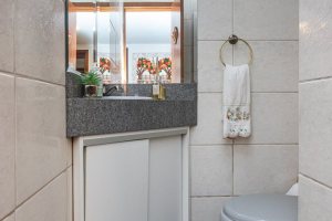 Casa em Condomínio à venda com 220m², 3 dormitórios, 1 suíte, 2 vagas, no bairro Ipanema em Porto Alegre