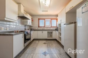 Casa à venda com 436m², 4 dormitórios, 4 suítes, 5 vagas, no bairro Vila Assunção em Porto Alegre