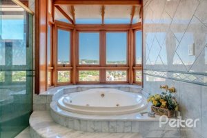 Casa à venda com 436m², 4 dormitórios, 4 suítes, 5 vagas, no bairro Vila Assunção em Porto Alegre