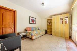 Casa à venda com 436m², 4 dormitórios, 4 suítes, 5 vagas, no bairro Vila Assunção em Porto Alegre