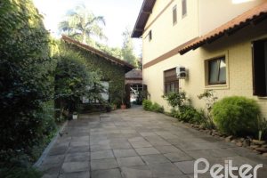 Casa à venda com 500m², 4 dormitórios, 3 suítes, 4 vagas, no bairro Tristeza em Porto Alegre