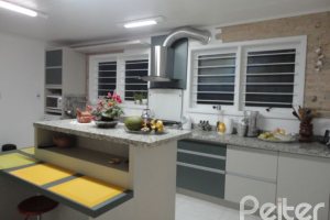 Casa à venda com 500m², 4 dormitórios, 3 suítes, 4 vagas, no bairro Tristeza em Porto Alegre