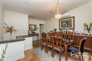 Casa à venda com 176m², 3 dormitórios, 1 suíte, 4 vagas, no bairro Tristeza em Porto Alegre