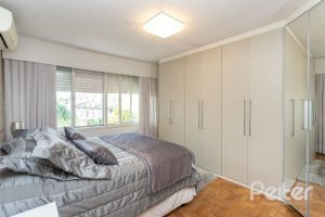 Casa à venda com 176m², 3 dormitórios, 1 suíte, 4 vagas, no bairro Tristeza em Porto Alegre