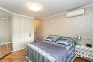 Casa à venda com 176m², 3 dormitórios, 1 suíte, 4 vagas, no bairro Tristeza em Porto Alegre