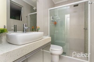 Casa à venda com 176m², 3 dormitórios, 1 suíte, 4 vagas, no bairro Tristeza em Porto Alegre