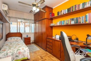 Casa à venda com 176m², 3 dormitórios, 1 suíte, 4 vagas, no bairro Tristeza em Porto Alegre