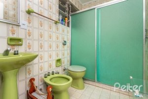 Casa à venda com 176m², 3 dormitórios, 1 suíte, 4 vagas, no bairro Tristeza em Porto Alegre