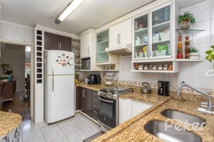 Casa à venda com 176m², 3 dormitórios, 1 suíte, 4 vagas, no bairro Tristeza em Porto Alegre