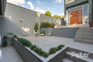 Casa à venda com 176m², 3 dormitórios, 1 suíte, 4 vagas, no bairro Tristeza em Porto Alegre